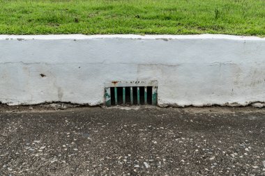 Metal kapaklı asfalt yol