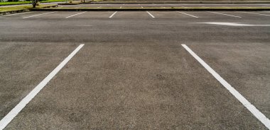 Asfalt, çitli boş otopark