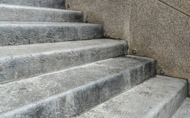 Yaşlanmış beton merdiven. Basit arkaplan.
