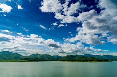 Mavi arka planda dağlı göl