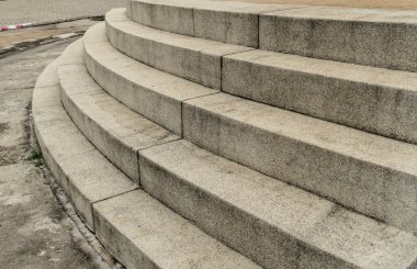 Küçük çakıl desenli beton merdiven.