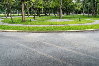 Parkta asfalt yolu olan gri çakıl yolu