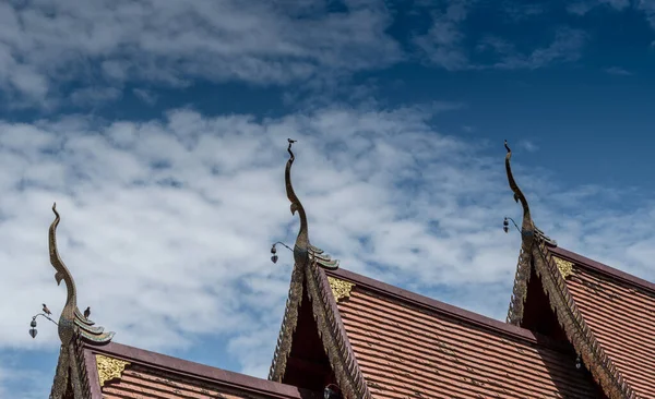 Parte Del Tetto Del Tempio Tailandese Con Sfondo Cielo Blu — Foto Stock