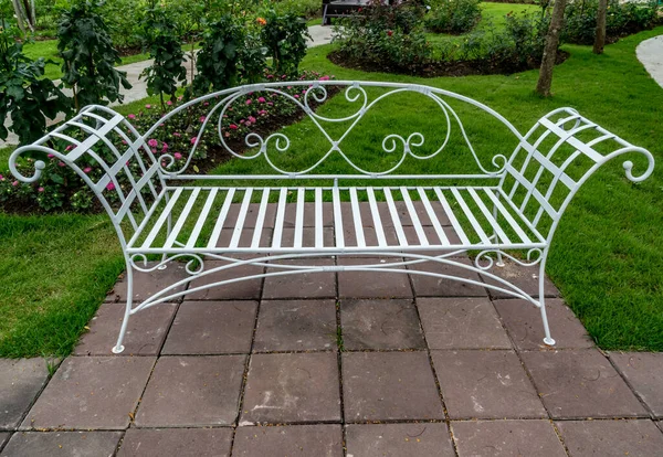Parkbank Aus Weißem Metall Auf Betonboden Garten — Stockfoto
