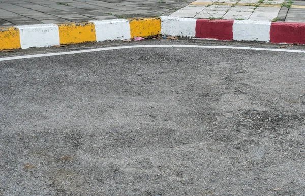 Asphaltierte Straße Mit Gelb Rotem Und Weißem Verkehrsschild Gehwegrand — Stockfoto