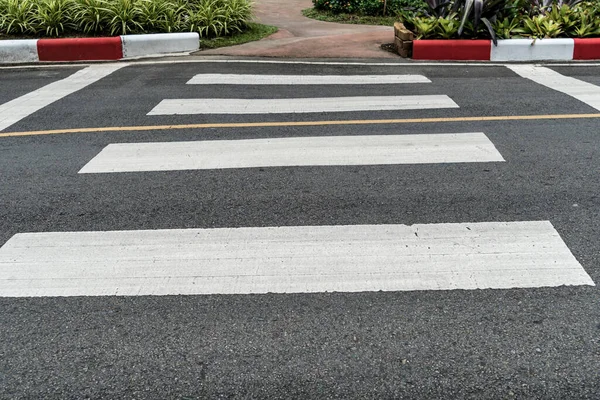 Travesía Vacía Camino Asfalto Con Letrero Rojo Blanco Acera Acera — Foto de Stock