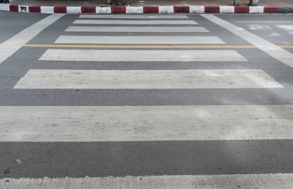 アスファルト道路上の空の横断歩道 — ストック写真