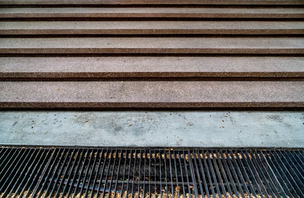 Perspectiva Concreto Com Pequena Escada Textura Cascalho Tampa Drenagem Metal — Fotografia de Stock