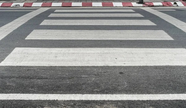 Leerer Zebrastreifen Auf Asphaltstraße — Stockfoto