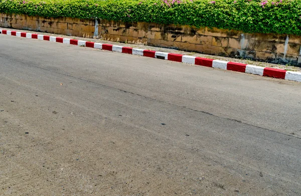 Perspectiva Cerca Setos Verdes Con Camino Hormigón Señal Roja Blanca — Foto de Stock