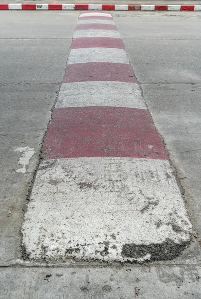 Vieja Carretera Hormigón Con Tope Velocidad Rojo Blanco — Foto de Stock