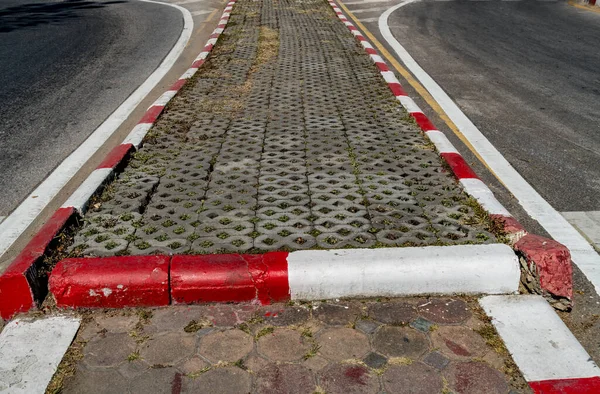 Strada Asfaltata Marciapiede Blocco Cemento Con Marciapiede Cemento Rosso Bianco — Foto Stock