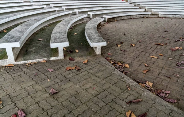 Open Ruimte Met Betonnen Bocht Lange Zitting — Stockfoto