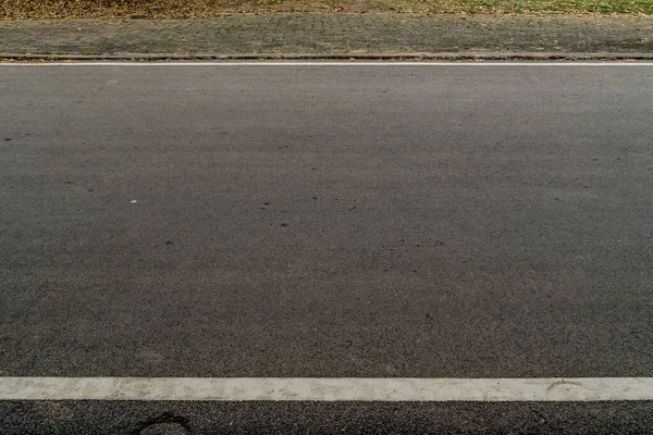 Beyaz işaretli asfalt yolu