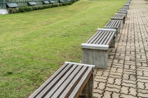 Parkta Beton Zeminde Ahşap Park Bankı — Stok fotoğraf