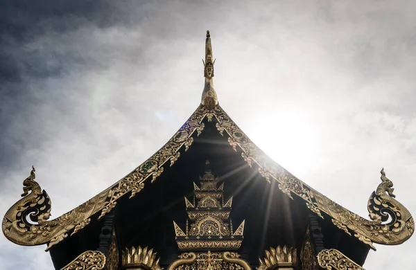 Parte Del Tetto Del Tempio Tailandese Con Raggio Sole Sfondo — Foto Stock