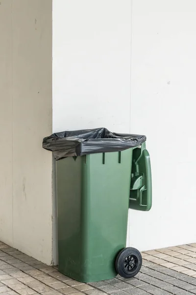 Beton Duvar Arka Planında Yeşil Çöp Kutusu — Stok fotoğraf