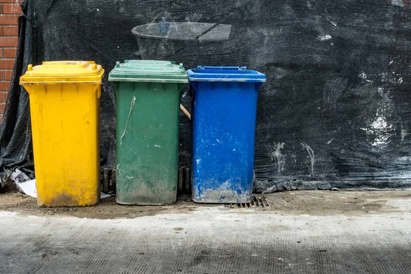 Verde Lata Lixo Azul Amarelo Chão Concreto — Fotografia de Stock