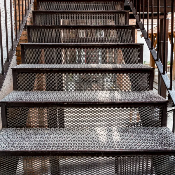 Treppe Mit Schwarzem Diamantmuster Aus Metall Mit Geländer — Stockfoto