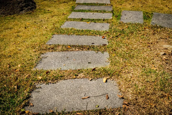 Betongblock Och Grön Gräsmatta — Stockfoto