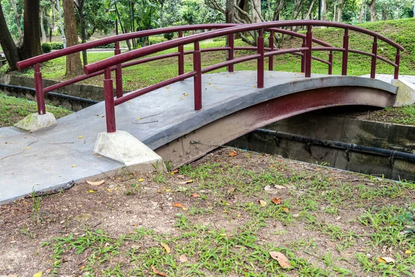Mały Most Czerwonym Żelaznym Balustradem Parku — Zdjęcie stockowe