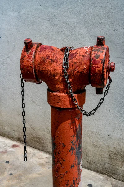 Vieille Bouche Incendie Rouge Sur Fond Mur Béton Blanc — Photo