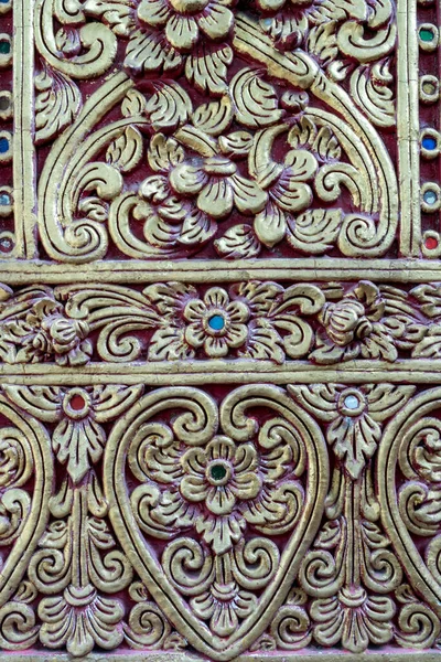 泰国古代黄金混凝土填充物在寺庙里 — 图库照片