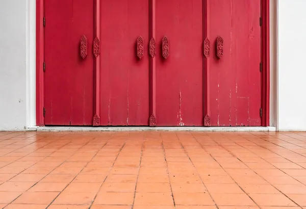 Röd Trä Gamla Thai Stil Dörrar Med Bruna Plattor Golv — Stockfoto
