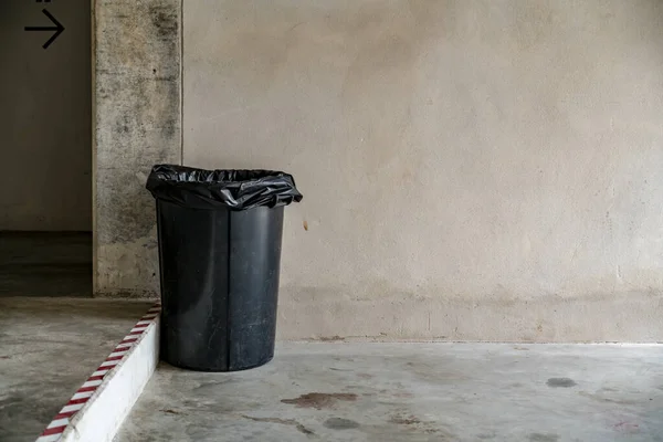 Lata Lixo Preto Fundo Parede Concreto — Fotografia de Stock