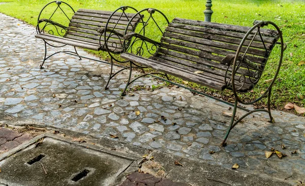 Bahçede Beton Zeminde Ahşap Park Bankı — Stok fotoğraf