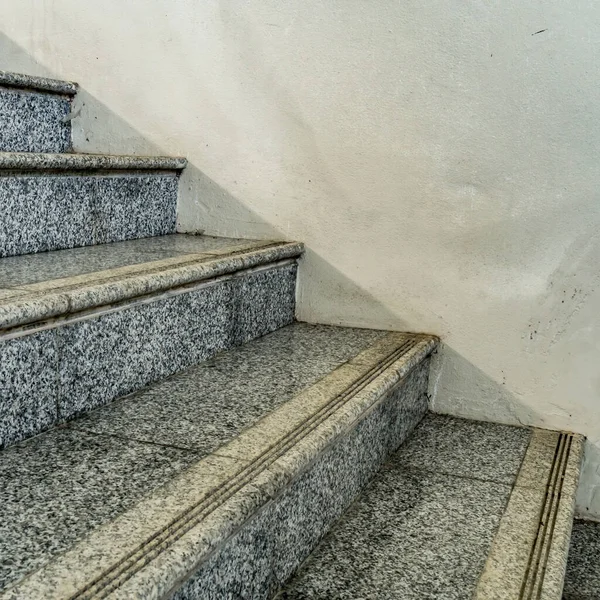 灰色花岗岩楼梯的透视 — 图库照片