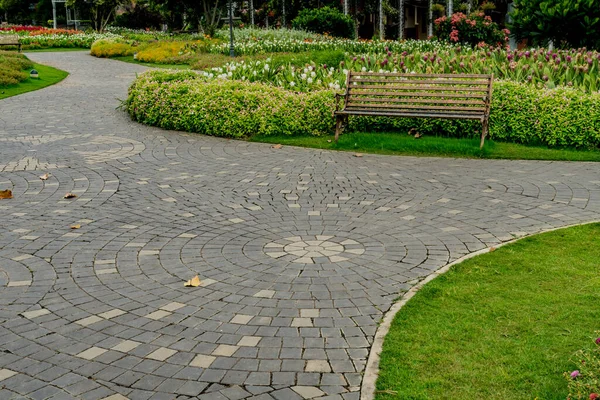Metal Taman Bangku Dengan Bunga Berwarna Warni Taman Stok Lukisan  