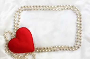 Kırmızı kalp ve boş kopya uzay düğün aşk arka plan. Satoin ipek beyaz doku.