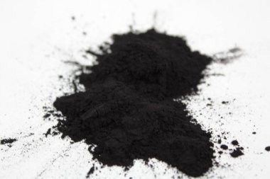 Beyaz arka plan üzerinde Splash kömür siyah toz
