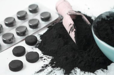 Blister fotoğrafta aktif siyah kömür tozu ve haplar ve tabletler