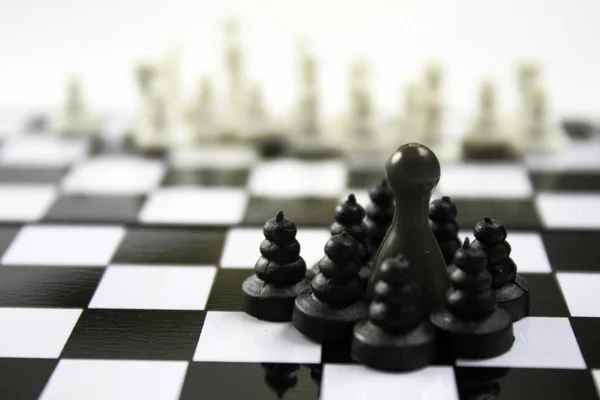 Černou a bílou šachovnici v šachové hře. Černý Ludo jako vůdce černého týmu. — Stock fotografie