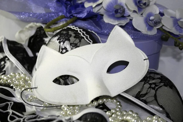 美丽的蕾丝内衣组成，神秘的白眼罩，蓝色装饰。双重生活魅力诱人主题. — 图库照片