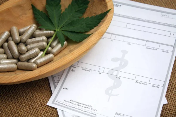 Трава таблетки з марихуани лист і медичний рецепт папери рецепта для Чеської Республіки — стокове фото