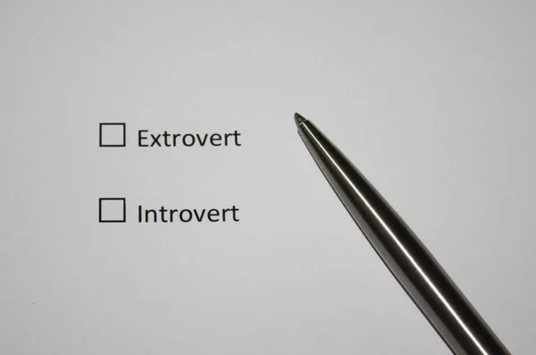 Due tipi di personalità, carattere mentale estroverso o introverso, selezionare un'opzione . Immagine Stock