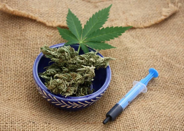 Phoenix lacrime o olio di hashish in siringa, concetto di marijuana medica . — Foto Stock