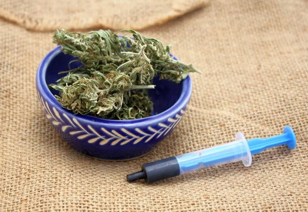 Hash oil phoenix lacera la medicina in una siringa con cime secche di marijuana — Foto Stock