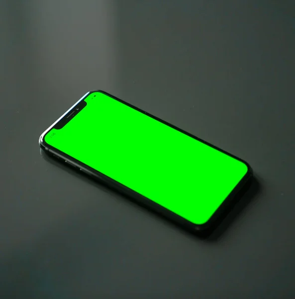 Iphone Зеленый Экран Сером Фоне — стоковое фото