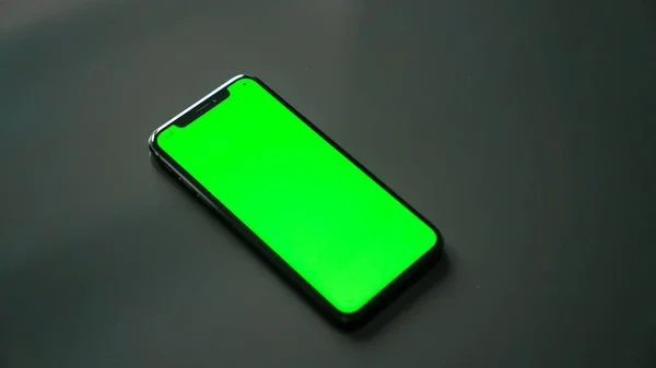 Iphone Groen Scherm Een Grijze Achtergrond — Stockfoto