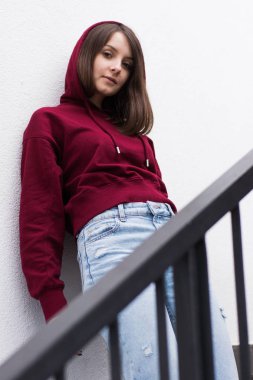 büyük gözler, Bordo hoodie, gülümseyerek ve sana bakmak tatlı kız