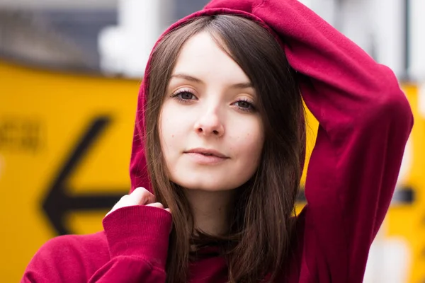 Grote Ogen Lief Meisje Bourgondië Hoodie Glimlachen Zoek Naar Jou — Stockfoto