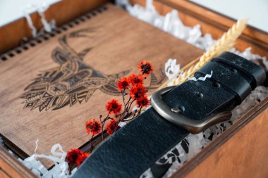 adamın hediye ve bir kemer bir not defteri ile