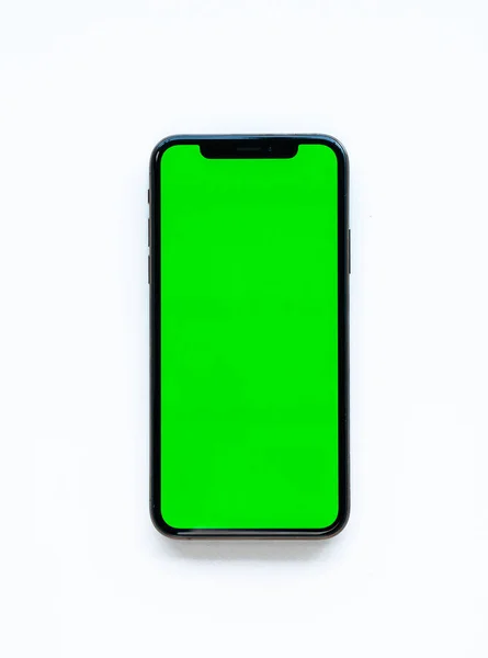 Smartphone Telefone Tela Verde Fundo Branco — Fotografia de Stock