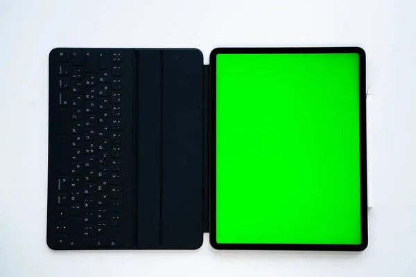 Ipad Iphone Tabletta Fehér Háttérrel Tollal Zöld Képernyő Felülnézet — Stock Fotó