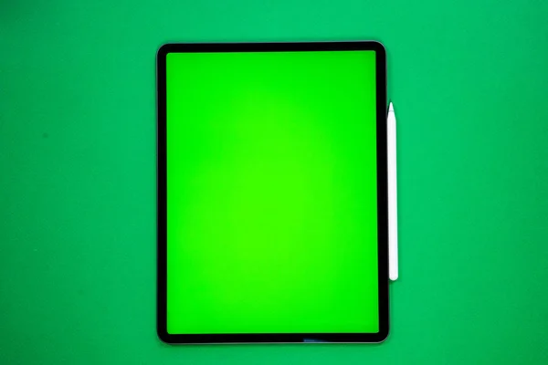 Ipad Iphone Nieuwe Tablet Een Groene Achtergrond Met Een Pen — Stockfoto