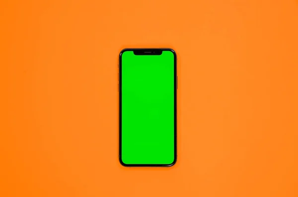 Iphone Telefon Smartphone Zelená Obrazovka Oranžovém Pozadí Stock Snímky